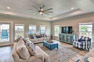 별장 Deck & Ocean Views: Home In Crystal Beach!