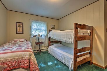 بيت ريفى Deck & Big Boulder Views: Lake Harmony House!