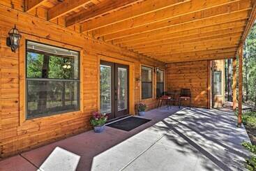 별장 Serene Lakeside Cabin W/ Decks + Edler Lake Views!