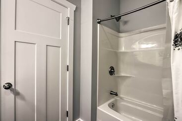 بيت ريفى Boat Dock & Fire Pit: Luxe Osage Beach Lake House!