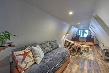 بيت ريفى Mid Century Cabin W/ Deck & Puget Sound Vistas!