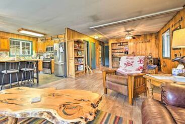 별장 Near Hiking Trails: Woodsy Pine Cabin W/ Fire Pit