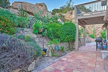 별장 Hot Tub + Balcony: Rainbow Retreat Near Wineries!