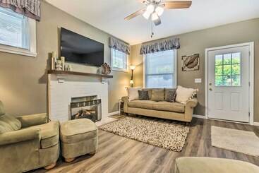 کلبه Remodeled Dtwn Hot Springs Home W/ Porch!