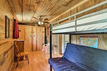 Сельский дом Secluded Cabin W/ Pond ~ 37 Mi To Gulf Coast!