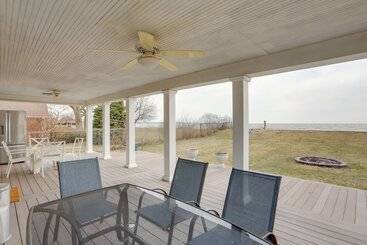 茅舍 Spacious Lakefront House W/ Backyard Fire Pit