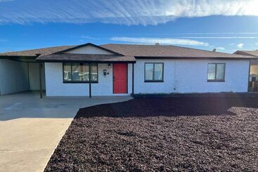 کلبه Stylish & Central Mesa Home With Private Pool!