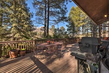 کلبه Upscale Flagstaff Country Club Home W/ Mtn Views!