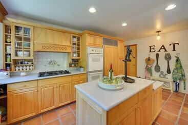 کلبه Wilmington Retreat W/ Deck, Lake Views & Game Room