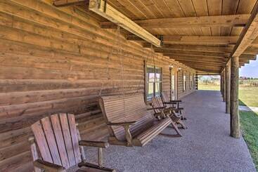 קוטג'' 11 Acre Krum Cabin W/ Jungle Gym & Sand Volleyball