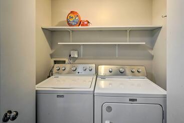 کلبه Bright Durham Home W/ Fully Furnished Deck!