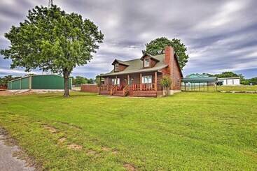 コテージ Charming Vian Retreat W/ Private Deck & Grills!