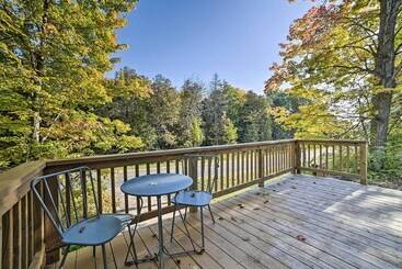 קוטג'' Suttons Bay Abode W/ Fire Pit, Near Ski Resorts!