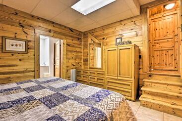 بيت ريفى Creekside Sevierville Cabin: Game Room & Hot Tub!