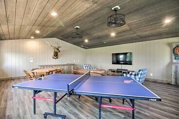 별장 Platte Lake Home W/ Boat Launch & Deck!