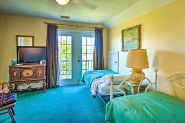 کلبه Exquisite Lake Charles Gem   Waterfront Views