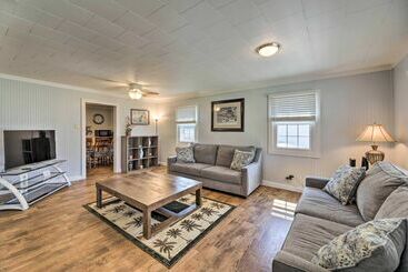 茅舍 Harkers Island Home With Porch ~ 1 Mi To Marina!