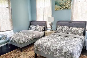 کلبه Spacious Historic Home W/ Yard & Deck!