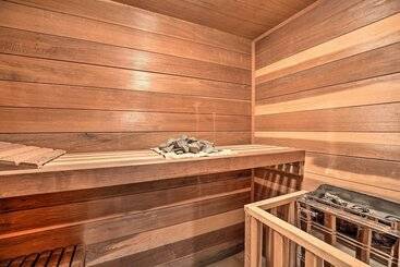 بيت ريفى La Porte Cabin With Sauna, Decks & Fire Pit!