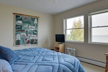 Сельский дом Lakefront De Tour Village Home W/ Deck & Fire Pit!