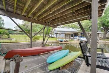 별장 Lakefront Granite Shoals Escape W/ Dock!