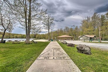 茅舍 Pocono Lake Home W/ Fire Pit: Walk To Ski Hill!