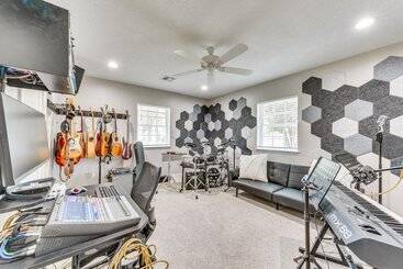 کلبه Luxe Lake Charles Escape W/ Home Theater!