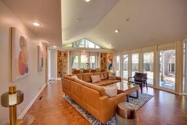 별장 Mid Century Modern Home W/ Fire Pit & Gas Grill!