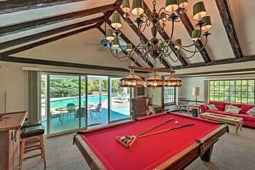 コテージ Morgan Hughes Homestead With Game Room And Pool!