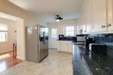 بيت ريفى North Carolina Retreat   Deck, Grill & Creek Views