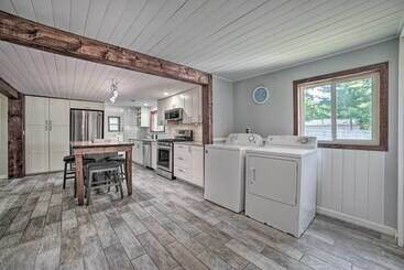 קוטג'' Prudenville Retreat W/ Yard ~ 1 Mi To Lake!