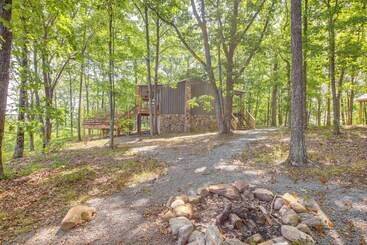 קוטג'' Renovated Cabin W/ Decks, Views, & Fire Pit!