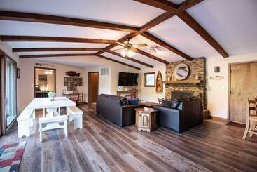 بيت ريفى Riverfront Retreat W/ Fire Pit: Fish & Hike!