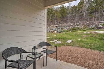 کلبه Scenic Mtn Retreat W/ Wooded Backyard + Fire Pit!