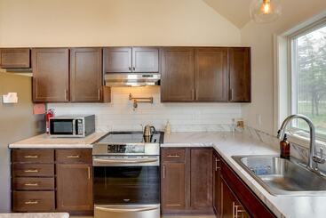 بيت ريفى Sleepy Hollow Lake Home W/ Deck, Pool Access!