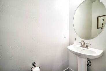 بيت ريفى Spacious Bellemont Cabin W/ Jacuzzi + Mtn View!