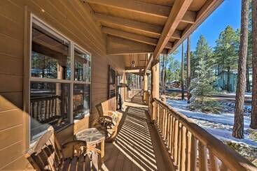 별장 Spacious Pinetop Country Club Cabin W/ Deck!