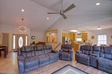 茅舍 Waterfront Smith Mountain Lake Home W/ Boat Dock!