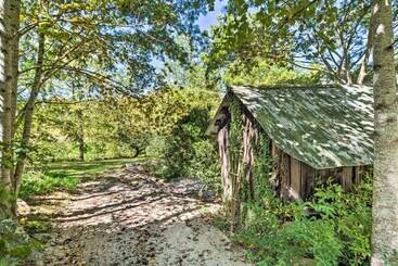 Whimsical Bat Cave Cottage W/ Fire Pit!