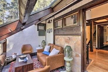 کلبه Woodsy Flagstaff Hideaway W/ Deck + Sunroom!