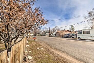 별장 Alturas House W/ Large Front Yard!
