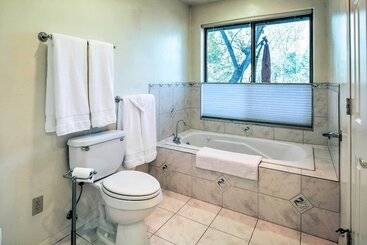 Сельский дом Beautiful Cabin W/ Deck On East Verde River!