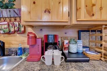 コテージ Broken Bow Cabin W/ Hot Tub & Fire Pit, Near Lake!