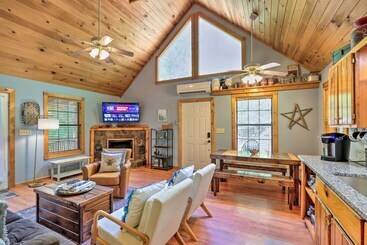 Bumblebee Cottage Murphy Retreat W/ Hot Tub