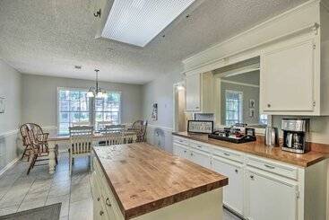 کلبه Charming Brandon Home W/ Deck, Charcoal Grill