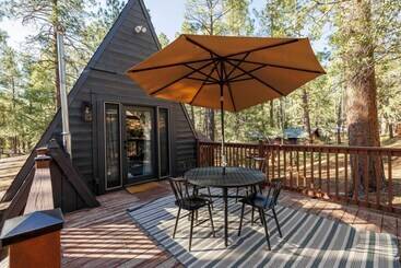 コテージ Pet Friendly Pine Cabin W/ Hot Tub & Fire Pit!