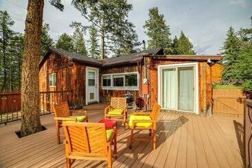 별장 Charming Cabin W/ Hot Tub, Walk To Main St!