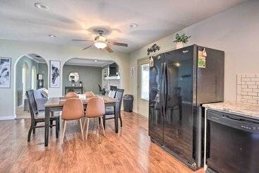 کلبه Charming Clovis Home W/ Covered Patio!