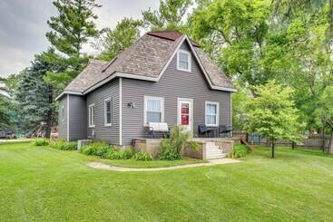 קוטג'' Charming Eagle Grove Farmhouse W/ Patio!
