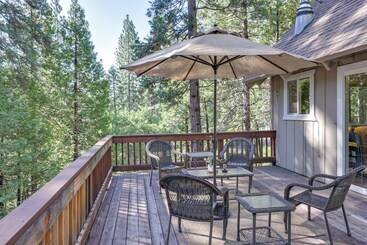 별장 Forested Cold Springs Cabin W/ Wood Burning Stove!